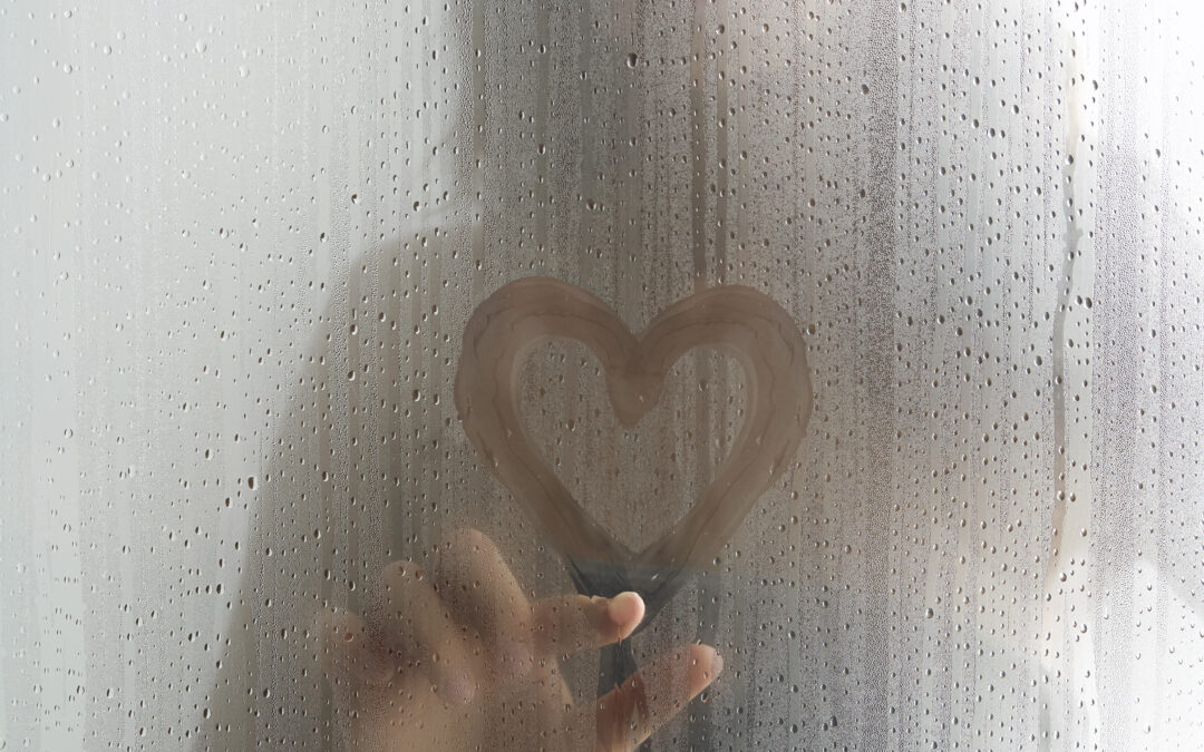 FROM FRIZZY TO FABULOUS: HOW STEAM SHOWERS TAME UNRULY HAIR